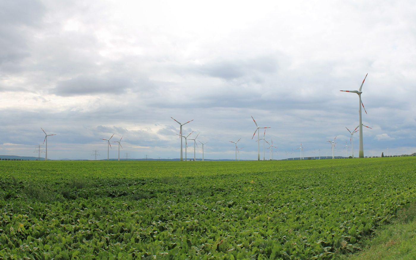 Windpark in Niedersachsen mit mehreren Windenergieanlagen